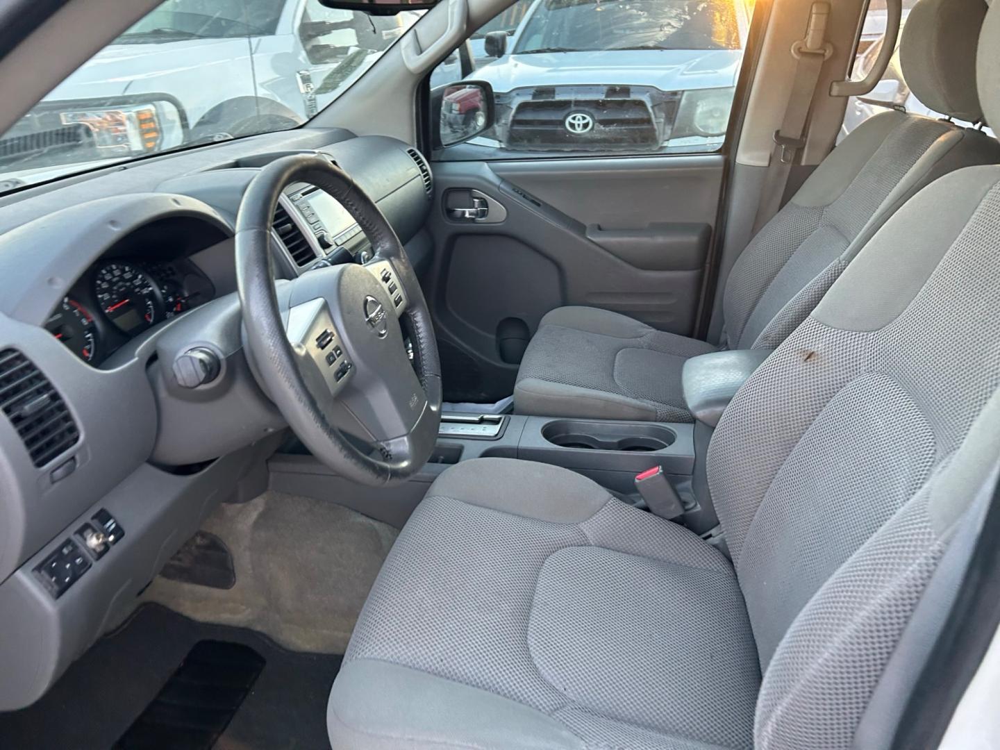 2018 White Nissan Frontier SV Crew Cab LWB 5AT 2WD (1N6AD0FR5JN) with an 4.0L V6 DOHC 24V engine, 5A transmission, located at 1687 Business 35 S, New Braunfels, TX, 78130, (830) 625-7159, 29.655487, -98.051491 - Photo#7